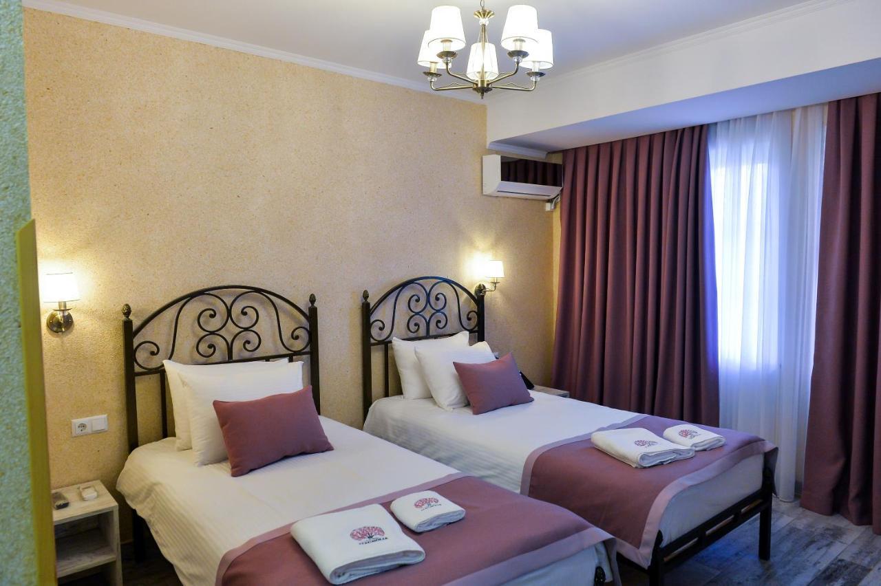 Hotel Magnolia In The City Centre Koutaïssi Extérieur photo